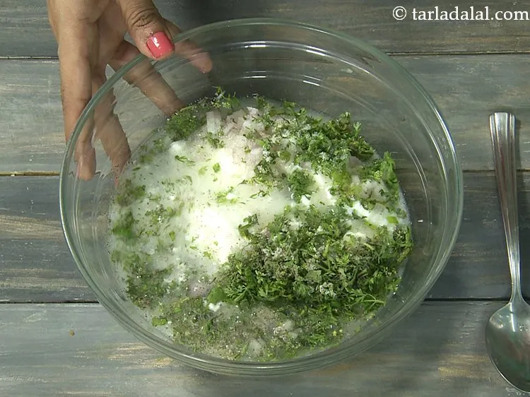 स्टेप 14 – धीरे-धीरे लगभग १ कप पानी डालें।