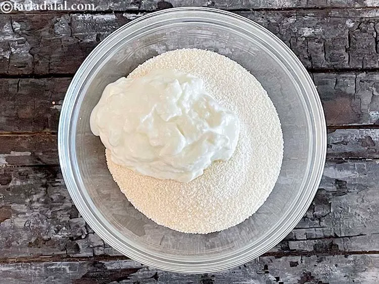 स्टेप 3 – ४ टेबल-स्पून <a href=""https://www.tarladalal.com/glossary-curd-dahi-yogurt-yoghurt-hindi-383i"" target=""_blank""><strong>दही</strong></a> डालें।
