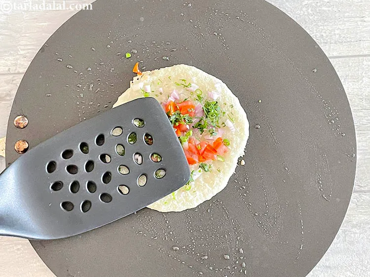 स्टेप 19 – फिर से इसके ऊपर थोड़ा सा तेल डालें और हल्के …