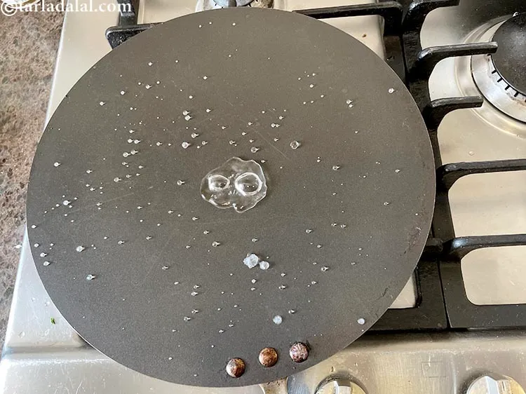 स्टेप 11 – इस पर थोड़ा सा पानी छिड़कें (इसे तुरंत सिज़ल करें)।