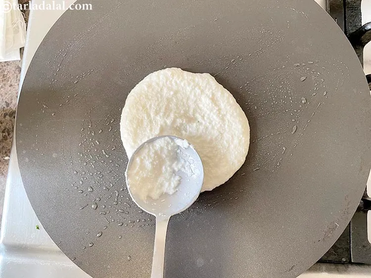 स्टेप 13 – तवे पर चम्मच भर घोल डालें और १२५ मिमी (५&quot;) …