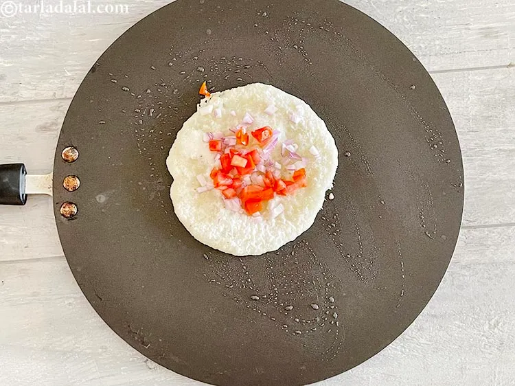 स्टेप 16 – १/२ टेबल-स्पून बारीक कटा हुआ टमाटर छिड़के।