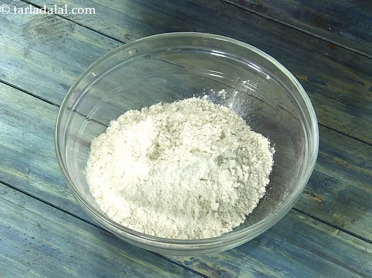 स्टेप 1 – <strong>आटे का चीला</strong> के लिए घोल बनाने के लिए | …