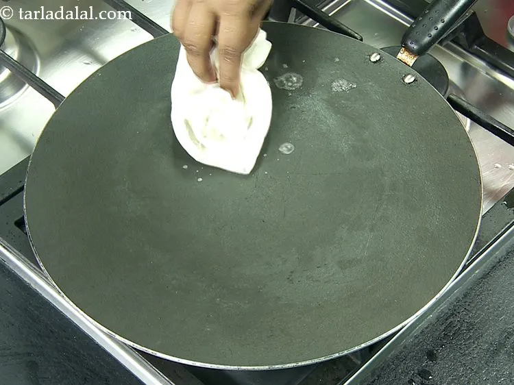 स्टेप 11 – जब पानी सिज़ल हो जाए, तो इसे मलमल के कपड़े …