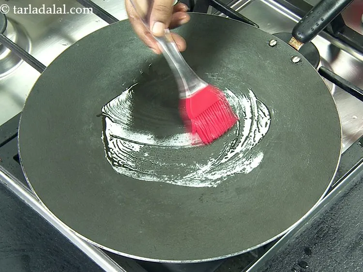 स्टेप 12 – ब्रश की मदद से इसे तेल से चिकना करें।