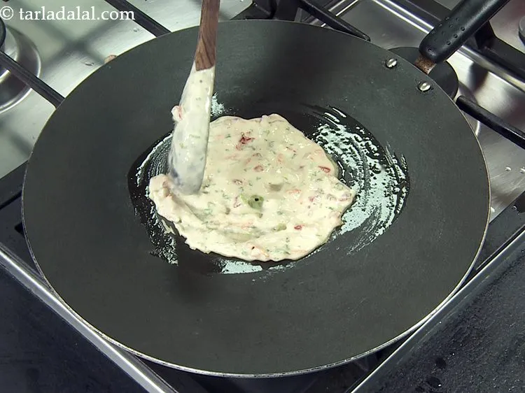 स्टेप 13 – इस पर एक कडछुल घोल डालें और इसे १५० मि। …