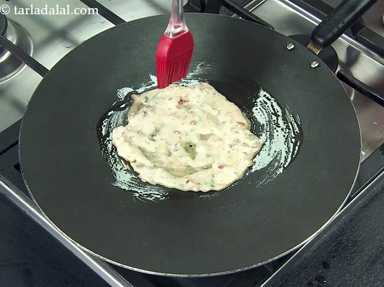 स्टेप 14 – इसके ऊपर और किनारों पर थोड़ा सा तेल डालें।