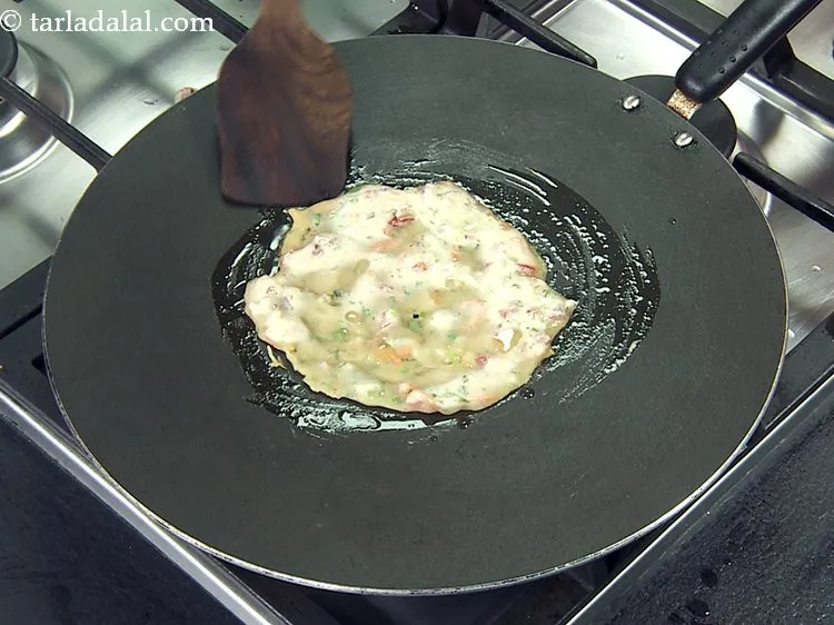 स्टेप 15 – मध्यम आंच पर जब तक चीला नीचे से हल्का भूरा …