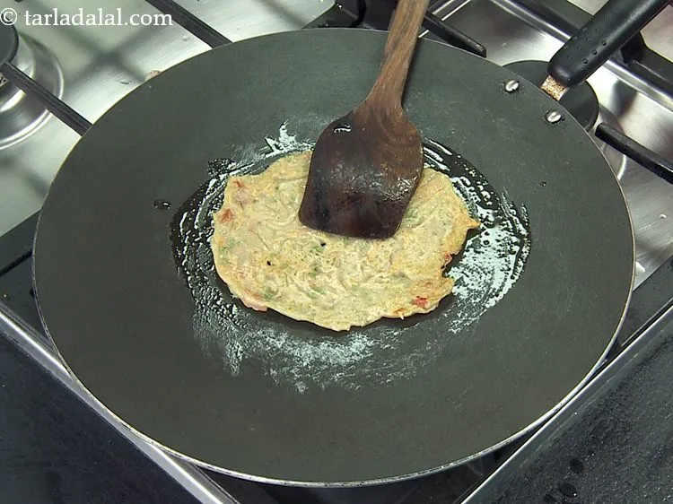 स्टेप 16 – <strong>क्विक वेजिटेबल आटे का चीला</strong> को सावधानी से पलटें और …