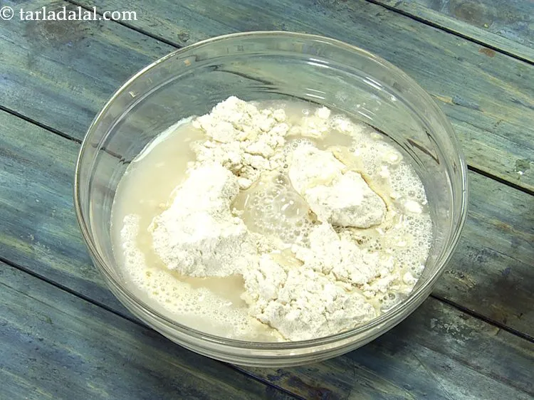 स्टेप 2 – नमक और १ १/४ कप पानी डालें। किनारों को कुरकुरा …