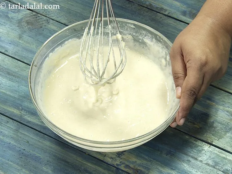 स्टेप 3 – एक गांठ रहित घोल पाने के लिए व्हिस्क का उपयोग …