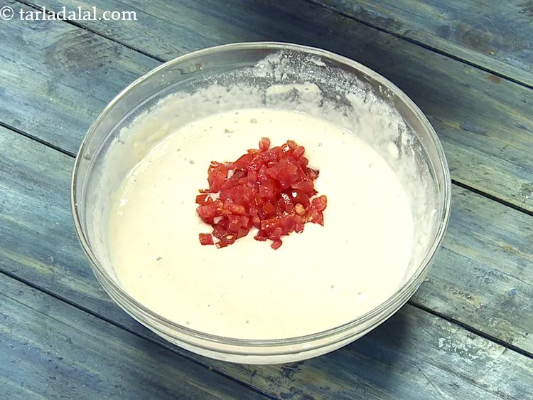 स्टेप 4 – सभी बची हुई सामग्री डालें, &nbsp;शुरूआत बारीक कटे हुए टमाटर …