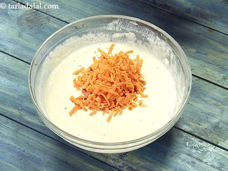 स्टेप 5 – कद्दूकस किया हुआ गाजर डालें। आटे का चीला पौष्टिक और …