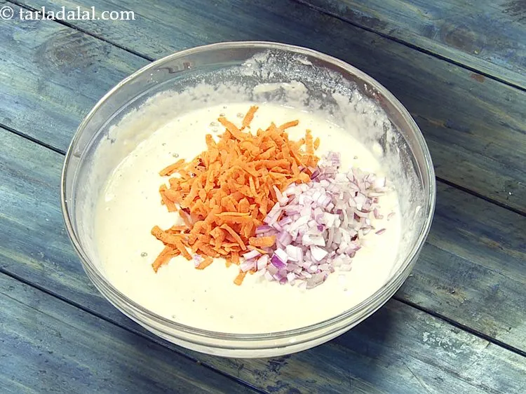 स्टेप 6 – बारीक कटा हुआ प्याज डालें।