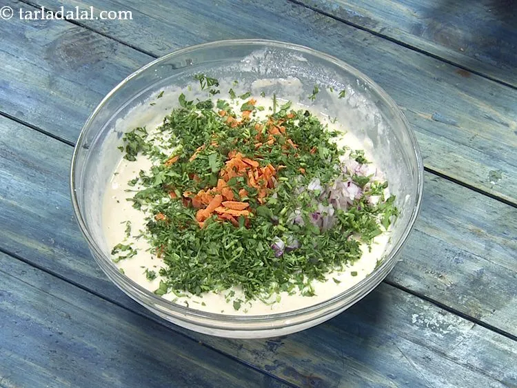 स्टेप 8 – बारीक कटा हुआ हरा धनिया डालकर हमारे वेजिटेबल आटा डोसा …