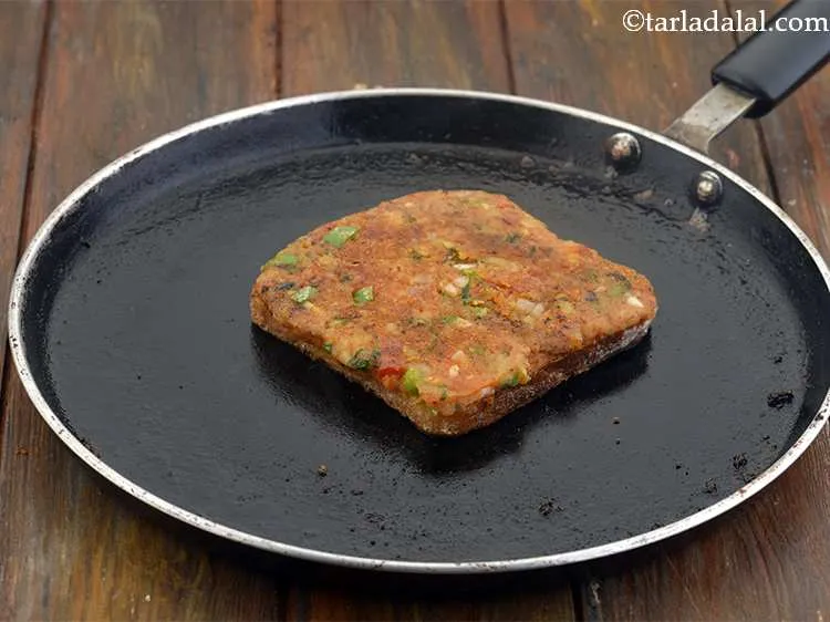 Step 16 – To make the&nbsp;<strong>Pav Bhaji Masala Toast,&nbsp;</strong>first place all the bread slices on a clean, dry …