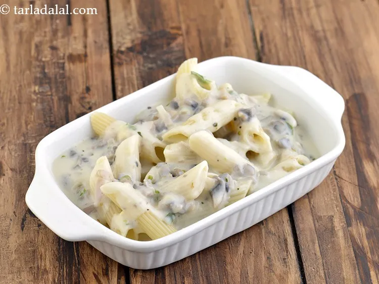 स्टेप 19 – इसके ऊपर गरम मशरूम सॉस डालें।