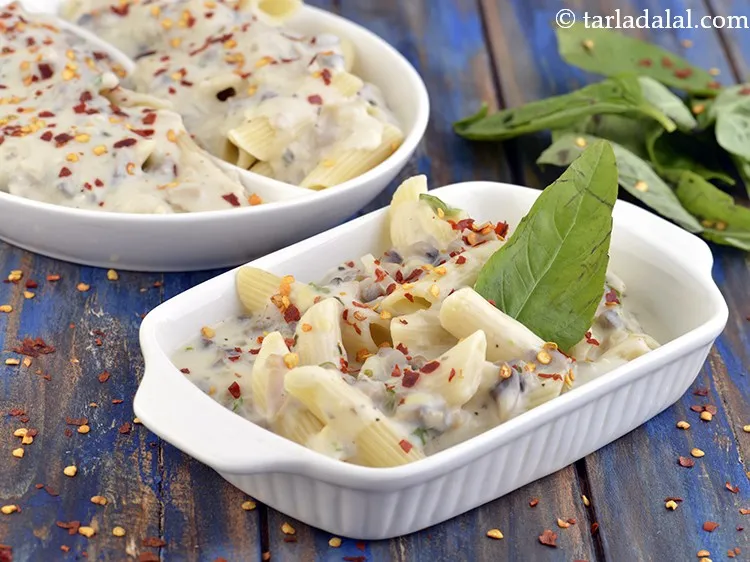 स्टेप 20 – सूखी लाल मिर्च के फ्लैकस् के साथ गार्निश करके <strong>मशरूम …