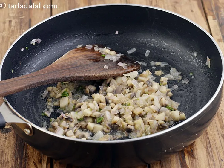 स्टेप 10 – मध्यम आंच पर २ मिनट के लिए भून लें।