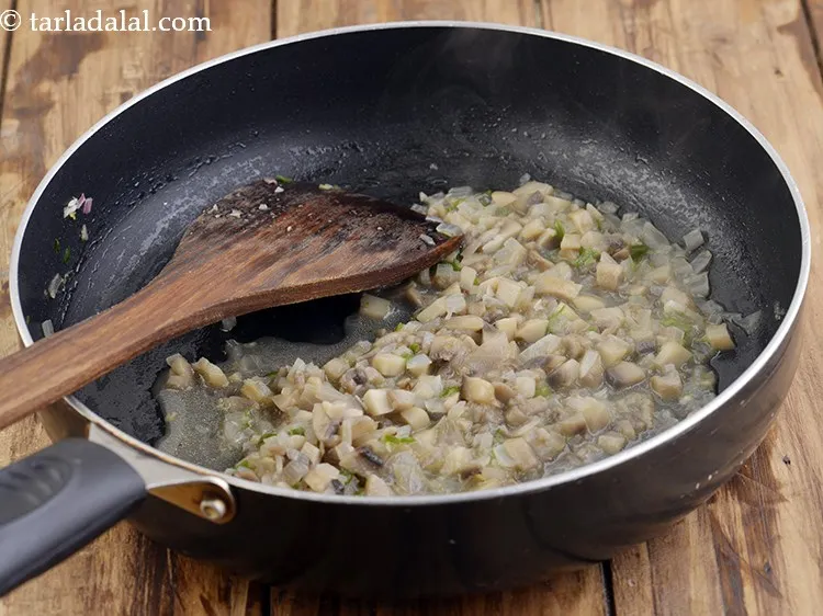 स्टेप 12 – अच्छी तरह से मिलाएं और मध्यम आंच पर बीच-बीच में …