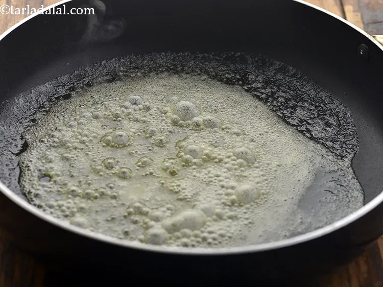 स्टेप 5 – <strong>मशरूम सॉस पास्ता</strong> के लिए मशरूम सॉस बनाने के लिए …