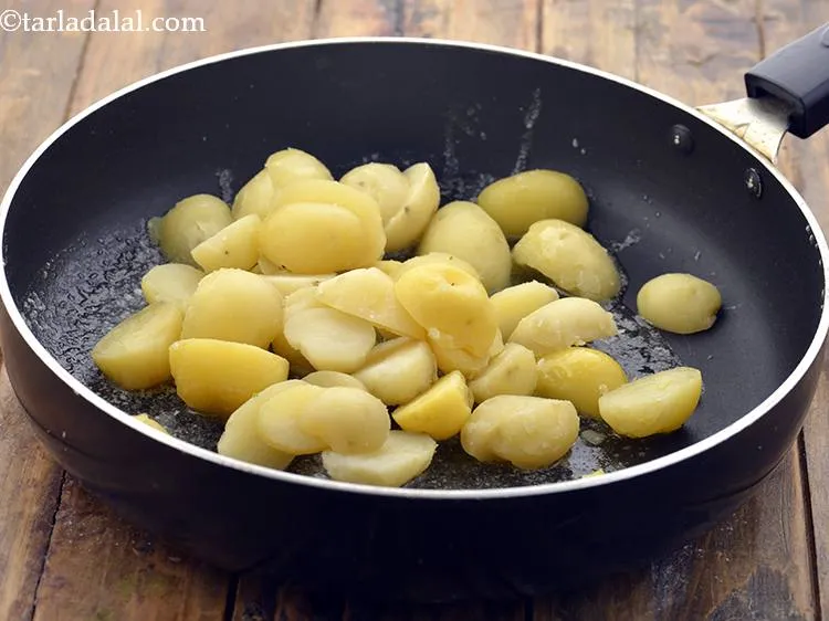 स्टेप 6 – आलू डालें और अच्छी तरह मिलाएँ। आप चाहे तो लहसुन …