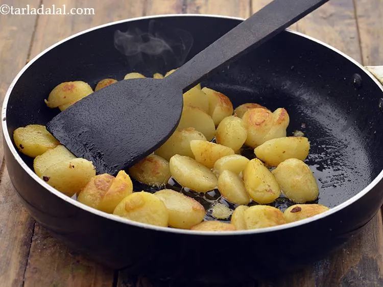 स्टेप 7 – आलू को तेज आंच पर लगातार हिलाते हुए ३ से …