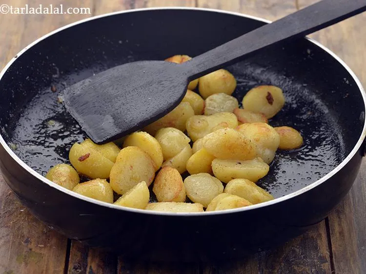 स्टेप 9 – १ मिनट के लिए मध्यम आंच पर भून लें।