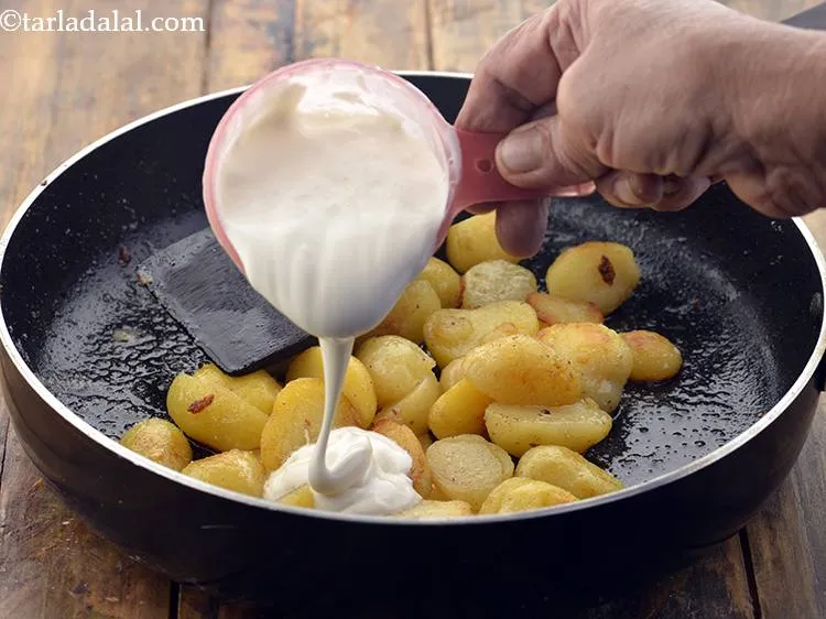 स्टेप 10 – क्रीम डालें। क्रीम को बेबी पोटैटो में एक समृद्ध बनावट …