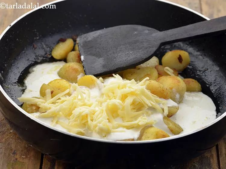 स्टेप 11 – चीज़ डालें। इटालियन पोटैटो बनाते समय प्रोसेस्ड चीज़ के बदले …