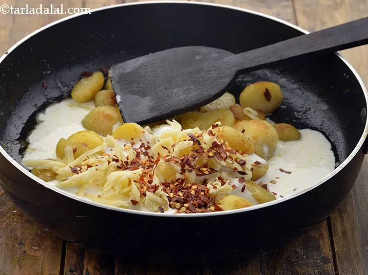 स्टेप 12 – सूखी लाल मिर्च के फ्लैकस् डालें। यदि आपके पास सूखी …