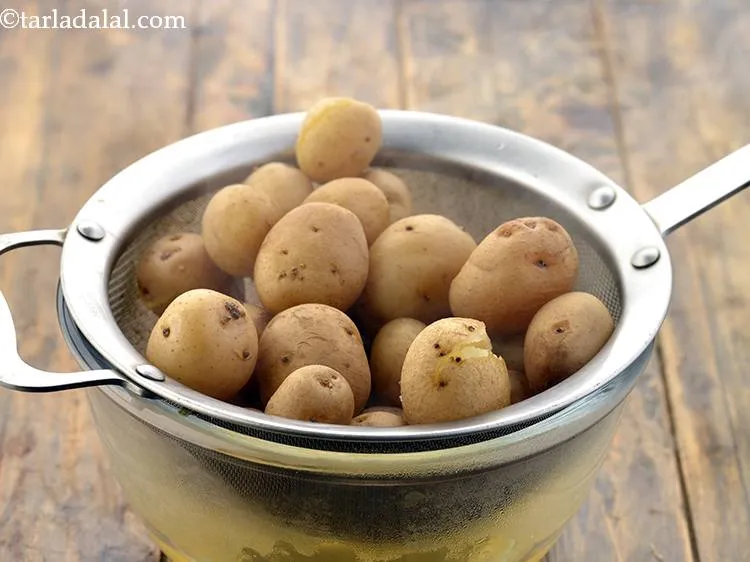 स्टेप 2 – आलू को छान लें और उन्हें पूरी तरह से ठंडा …