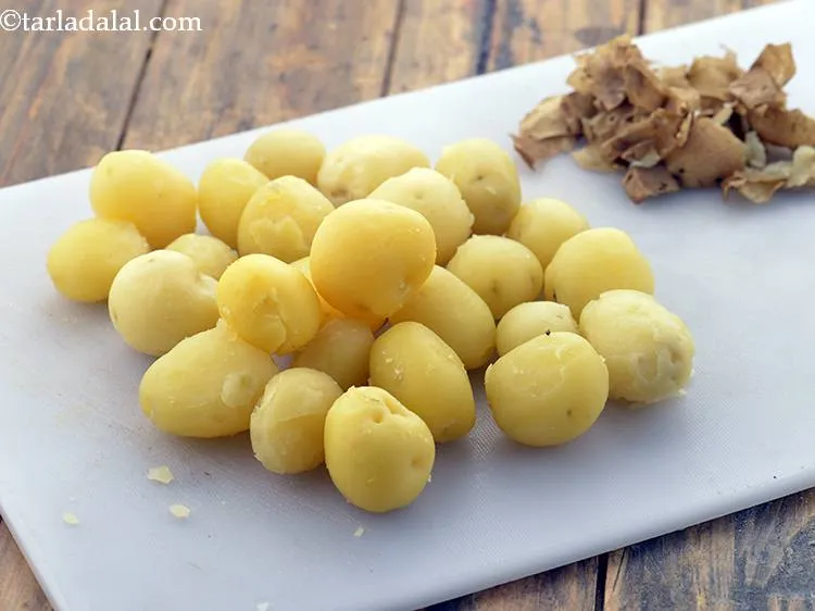 स्टेप 3 – सभी बेबी पोटैटो को छीलें और त्वचा को निकाल दें। …