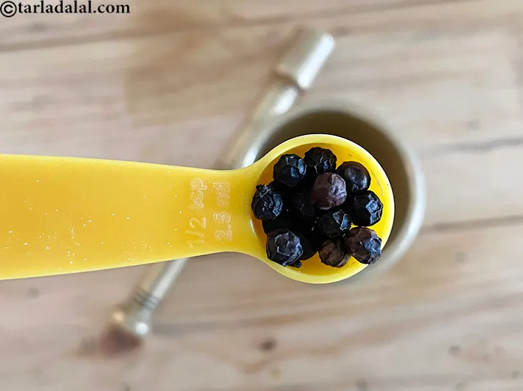 Step 5 – In a mortar put&nbsp;<meta charset="UTF-8" />1/2 tsp&nbsp;<a href="glossary-black-peppercorns-kali-mirch-kalimirch-566i">black peppercorns (kalimirch)</a>.