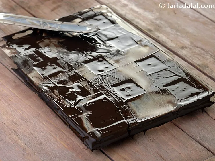 Step 6 – For smooth finished chocolates, remember to&nbsp;finally&nbsp;even it out using a palette knife.