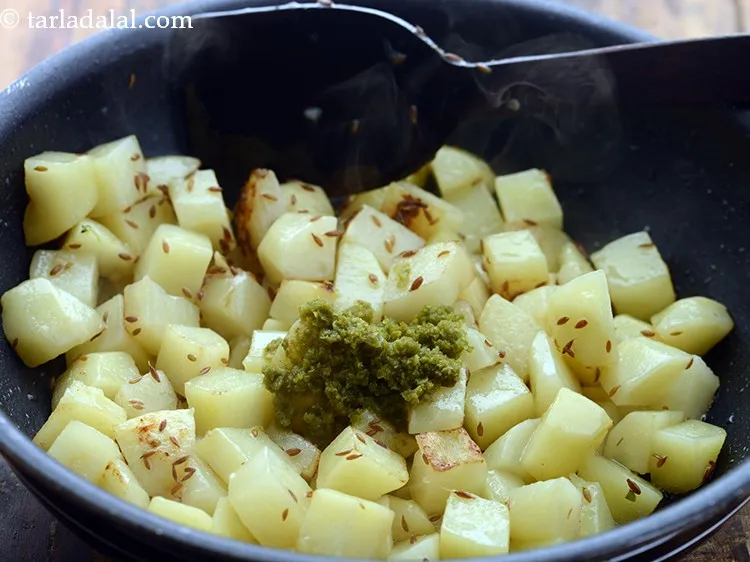 स्टेप 7 – हरी मिर्च की पेस्ट डालें। अपने स्वाद के अनुसार तीखेपन …