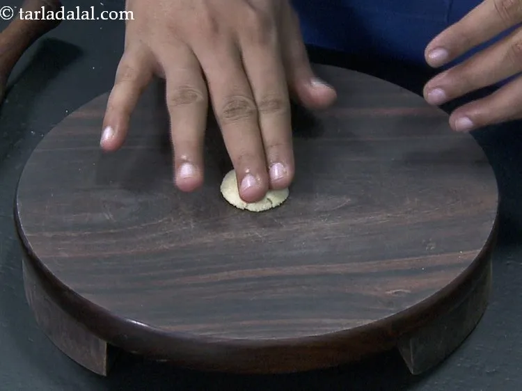 स्टेप 13 – इसे रोलिंग बोर्ड पर रखें।