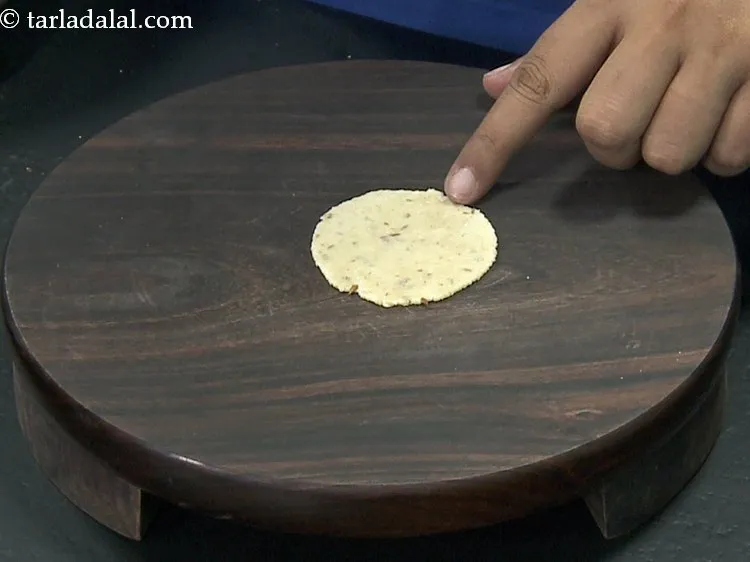 स्टेप 14 – इसे सुखे आटे का उपयोग किए बिना ५० मि। मी। …