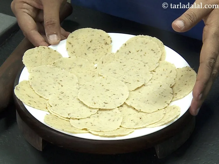 स्टेप 16 – २९ और <strong>जीरा पूरी</strong> को रोल करने के लिए विधि …