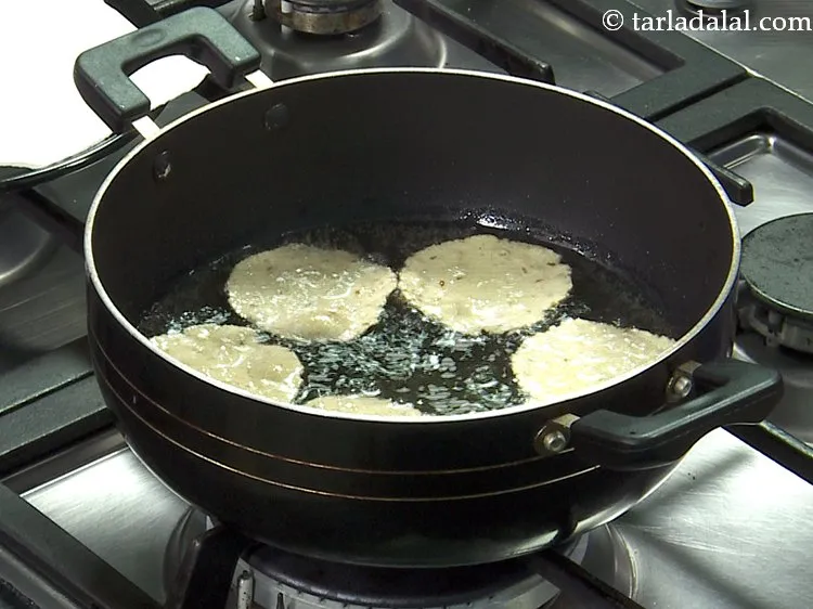 स्टेप 17 – एक गहरे नॉन-स्टिक पैन में तेल गरम करें और एक …