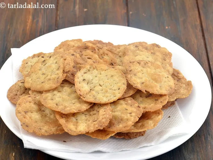 स्टेप 19 – एक तेल सोखनेवाले कागज पर निकाल लें।