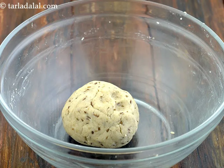 स्टेप 10 – पर्याप्त पानी का उपयोग करके एक अर्ध-सख्त आटा गूंध लें। …