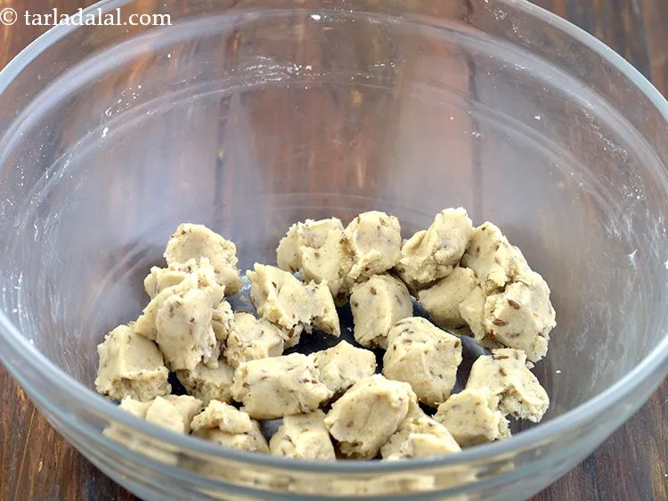 स्टेप 11 – आटे को ३० बराबर भागों में विभाजित करें।