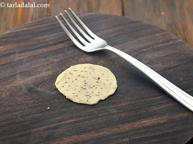 स्टेप 15 – इसे नियमित अंतराल पर कांटे (fork) का उपयोग करके प्रीक …