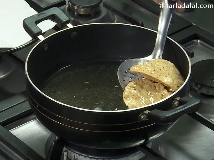 स्टेप 18 – उन्हें मध्यम आंच पर कुरकुरी और सुनहरी भूरी होने तक …