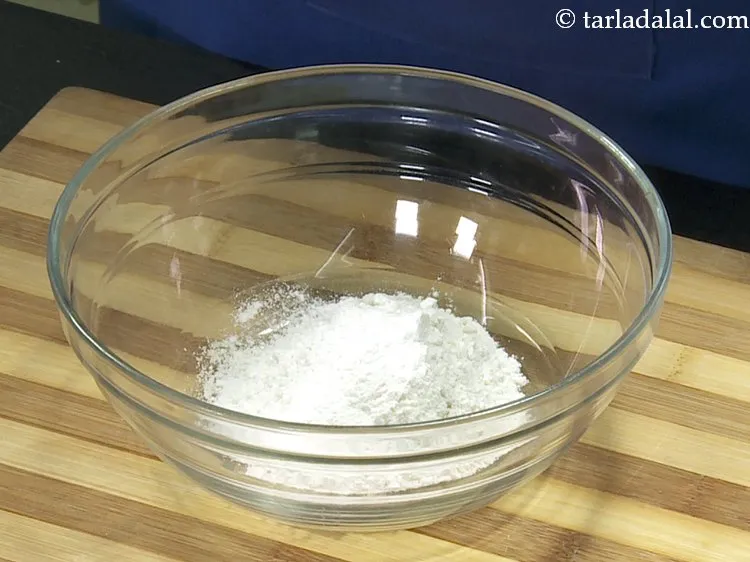 स्टेप 3 – फिर मैदा डालें। इसे रिफाइन्ड आटा भी कहा जाता है, …