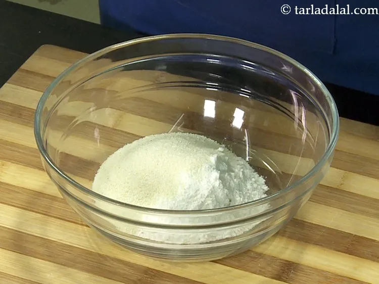 स्टेप 4 – इसमें सूजी डालें। इसे रवा भी कहा जाता है और …