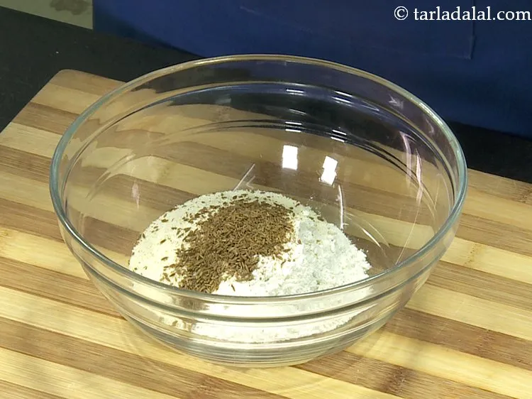 स्टेप 5 – इसके बाद इसमें दरदरा क्रश किया हुआ ज़ीरा डालें। आप …
