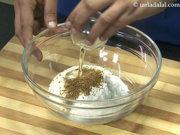 स्टेप 6 – थोड़ा तेल डालें।