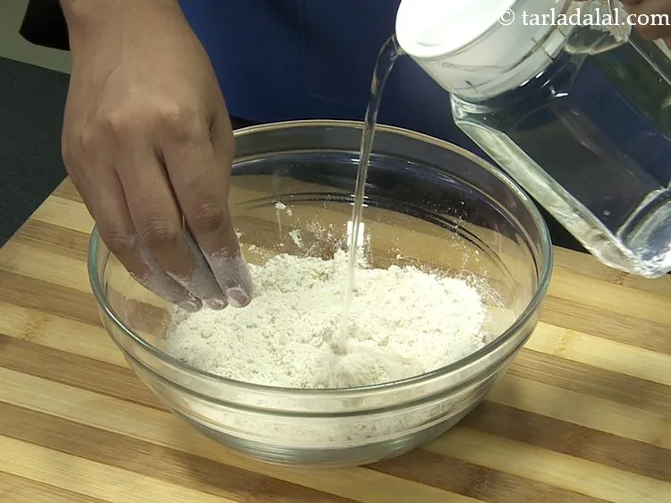 स्टेप 9 – धीरे-धीरे करके पर्याप्त पानी डालें।